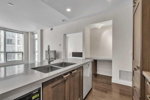 1418-222 Riverfront Avenue Sw, Calgary, AB - Indoor Photo Showing Kitchen With Double Sink