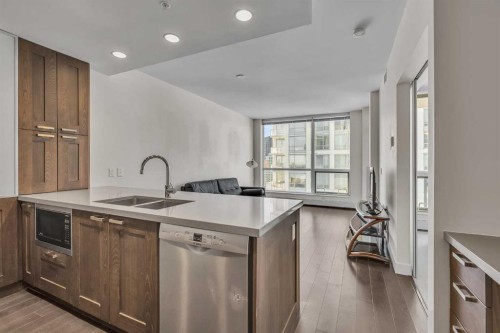1418-222 Riverfront Avenue Sw, Calgary, AB - Indoor Photo Showing Kitchen With Double Sink With Upgraded Kitchen