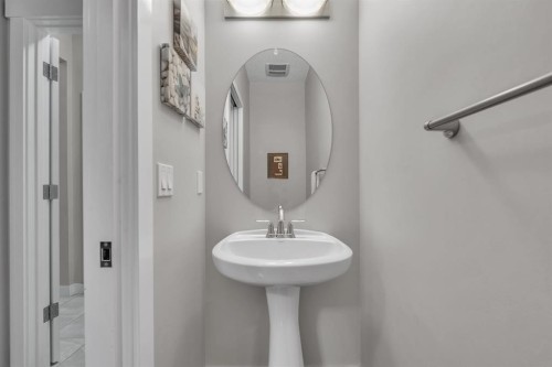 12 Cougar Ridge Manor Sw, Calgary, AB - Indoor Photo Showing Bathroom