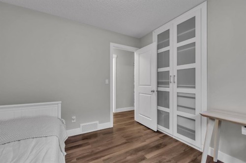 12 Cougar Ridge Manor Sw, Calgary, AB - Indoor Photo Showing Bedroom