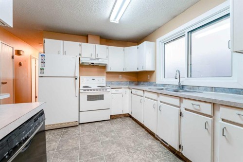 350 33 Avenue Ne, Calgary, AB - Indoor Photo Showing Kitchen