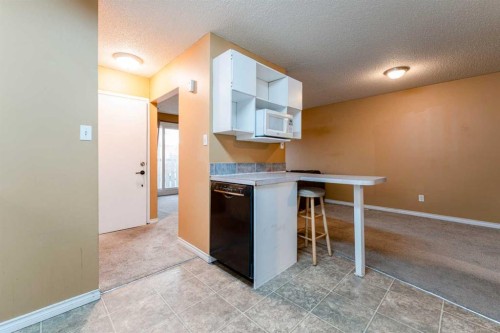 350 33 Avenue Ne, Calgary, AB - Indoor Photo Showing Other Room