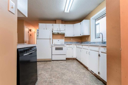 350 33 Avenue Ne, Calgary, AB - Indoor Photo Showing Kitchen