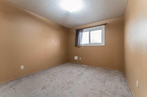 350 33 Avenue Ne, Calgary, AB - Indoor Photo Showing Other Room