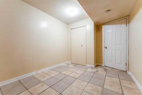 350 33 Avenue Ne, Calgary, AB - Indoor Photo Showing Other Room