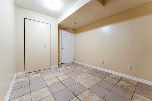 350 33 Avenue Ne, Calgary, AB - Indoor Photo Showing Other Room