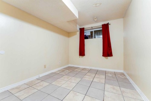 350 33 Avenue Ne, Calgary, AB - Indoor Photo Showing Other Room