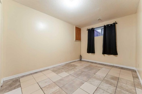 350 33 Avenue Ne, Calgary, AB - Indoor Photo Showing Other Room