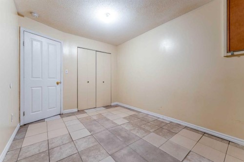 350 33 Avenue Ne, Calgary, AB - Indoor Photo Showing Other Room