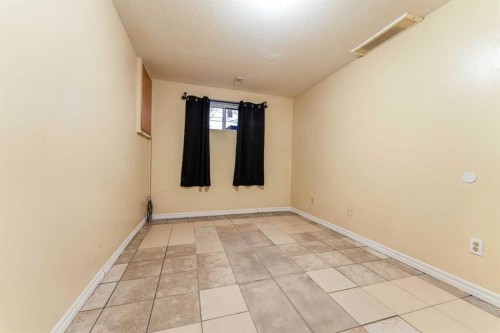 350 33 Avenue Ne, Calgary, AB - Indoor Photo Showing Other Room