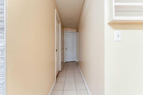 350 33 Avenue Ne, Calgary, AB - Indoor Photo Showing Other Room