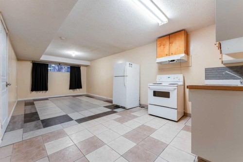 350 33 Avenue Ne, Calgary, AB - Indoor Photo Showing Kitchen