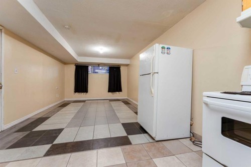 350 33 Avenue Ne, Calgary, AB - Indoor