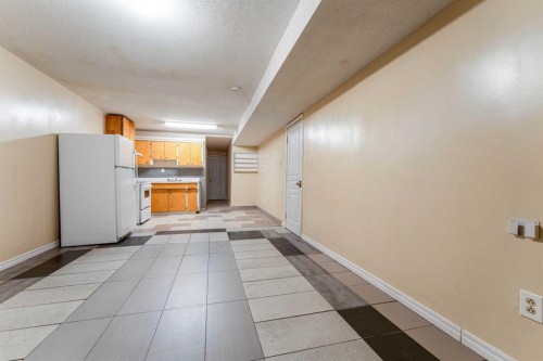 350 33 Avenue Ne, Calgary, AB - Indoor Photo Showing Other Room