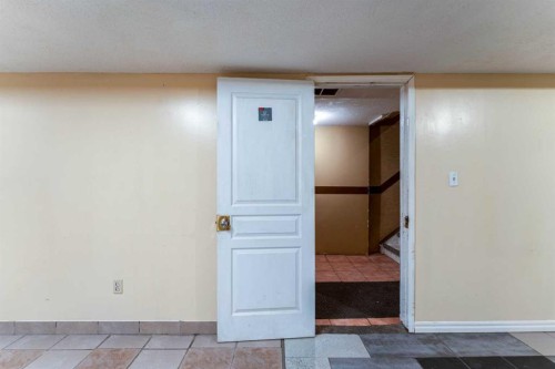 350 33 Avenue Ne, Calgary, AB - Indoor Photo Showing Other Room