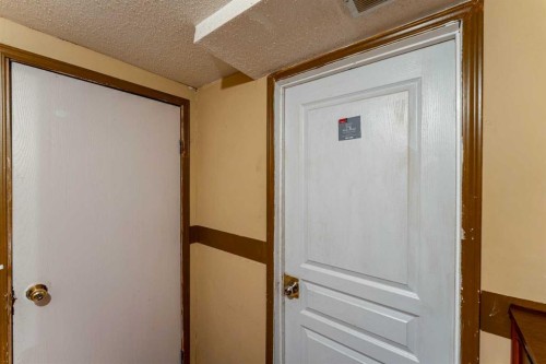 350 33 Avenue Ne, Calgary, AB - Indoor Photo Showing Other Room