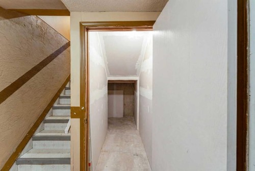 350 33 Avenue Ne, Calgary, AB - Indoor Photo Showing Other Room