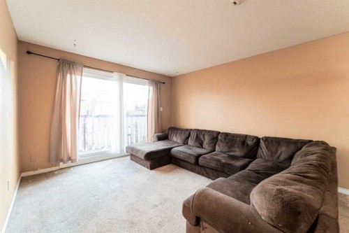 350 33 Avenue Ne, Calgary, AB - Indoor Photo Showing Living Room