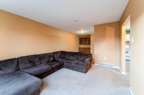 350 33 Avenue Ne, Calgary, AB - Indoor Photo Showing Living Room