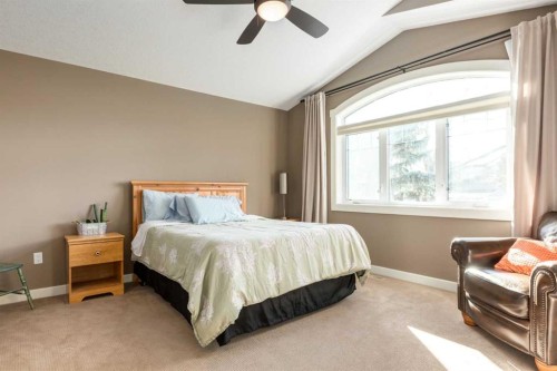 6616 Bowness Road Nw, Calgary, AB - Indoor Photo Showing Bedroom