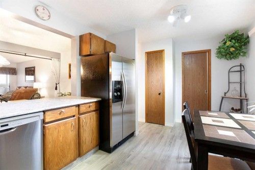 9-225 Berwick Drive Nw, Calgary, AB - Indoor Photo Showing Kitchen