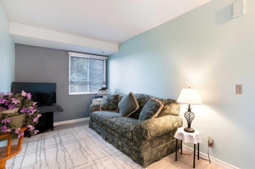 9-225 Berwick Drive Nw, Calgary, AB - Indoor Photo Showing Living Room