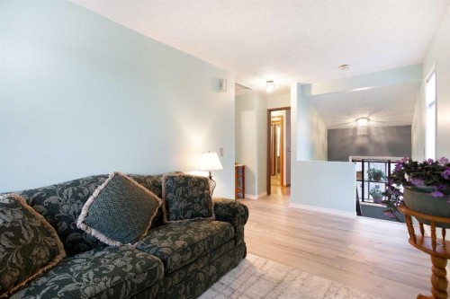 9-225 Berwick Drive Nw, Calgary, AB - Indoor Photo Showing Living Room