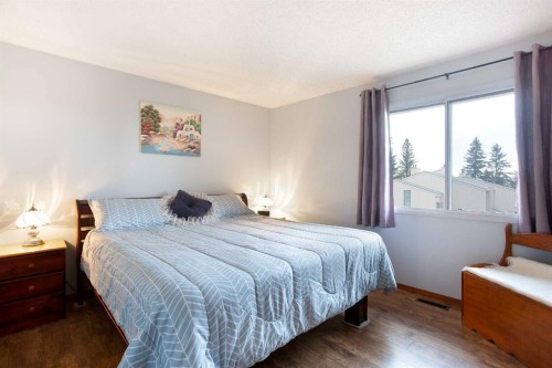 9-225 Berwick Drive Nw, Calgary, AB - Indoor Photo Showing Bedroom