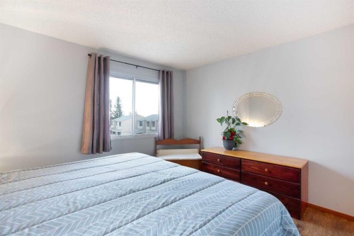 9-225 Berwick Drive Nw, Calgary, AB - Indoor Photo Showing Bedroom