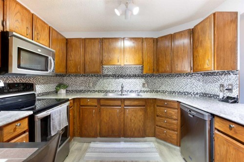 9-225 Berwick Drive Nw, Calgary, AB - Indoor Photo Showing Kitchen With Double Sink