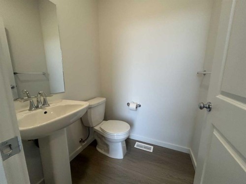 200 Belmont Way Sw, Calgary, AB - Indoor Photo Showing Bathroom