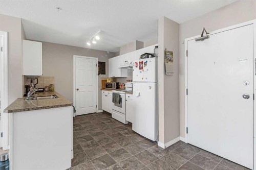 207-1010 Railway Street, Crossfield, AB - Indoor Photo Showing Kitchen