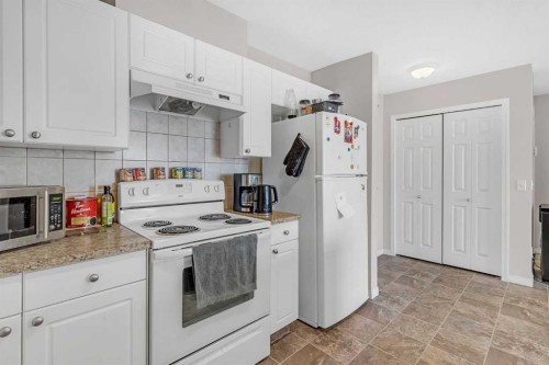 207-1010 Railway Street, Crossfield, AB - Indoor Photo Showing Kitchen