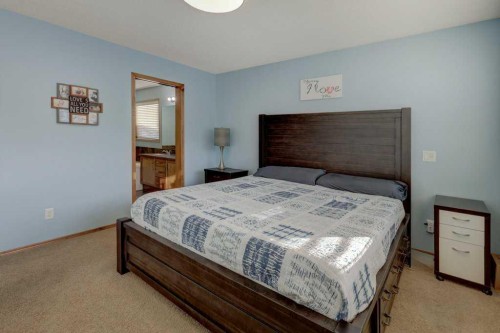 463 Cranfield Gardens Se, Calgary, AB - Indoor Photo Showing Bedroom