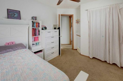 463 Cranfield Gardens Se, Calgary, AB - Indoor Photo Showing Bedroom
