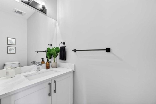 1409 Price Close, Carstairs, AB - Indoor Photo Showing Bathroom