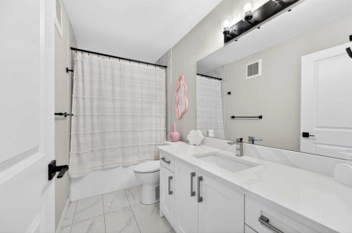 1409 Price Close, Carstairs, AB - Indoor Photo Showing Bathroom