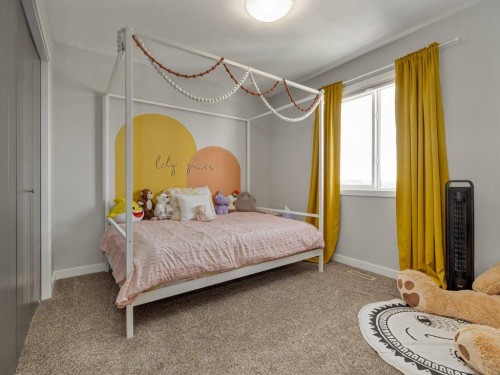 102 Blackwolf Bay North, Lethbridge, AB - Indoor Photo Showing Bedroom