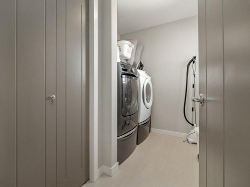 102 Blackwolf Bay North, Lethbridge, AB - Indoor Photo Showing Laundry Room