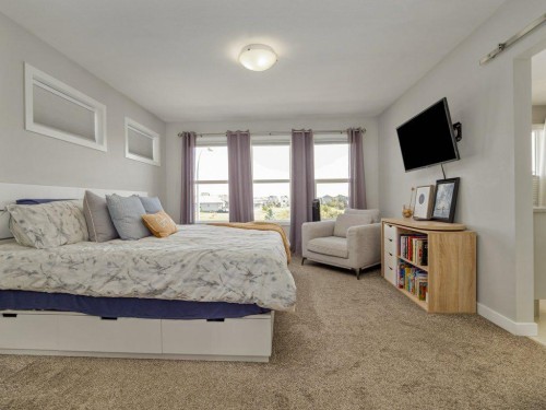 102 Blackwolf Bay North, Lethbridge, AB - Indoor Photo Showing Bedroom