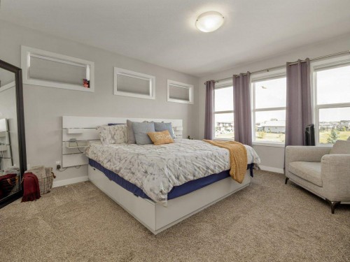 102 Blackwolf Bay North, Lethbridge, AB - Indoor Photo Showing Bedroom