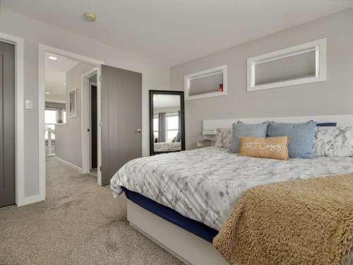 102 Blackwolf Bay North, Lethbridge, AB - Indoor Photo Showing Bedroom