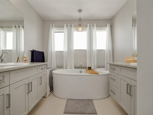 102 Blackwolf Bay North, Lethbridge, AB - Indoor Photo Showing Bathroom