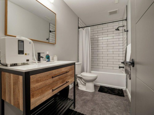102 Blackwolf Bay North, Lethbridge, AB - Indoor Photo Showing Bathroom