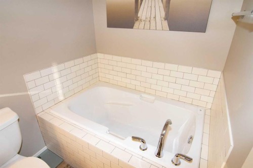 2275 Reunion Street Nw, Airdrie, AB - Indoor Photo Showing Bathroom