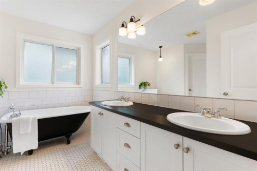 196 Jumping Pound Terrace, Cochrane, AB - Indoor Photo Showing Bathroom