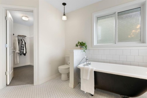 196 Jumping Pound Terrace, Cochrane, AB - Indoor Photo Showing Bathroom