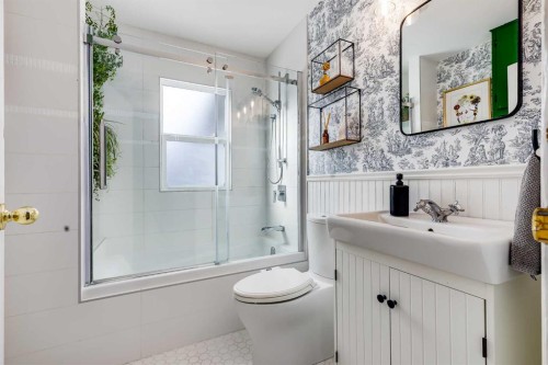4351 70 Street Nw, Calgary, AB - Indoor Photo Showing Bathroom