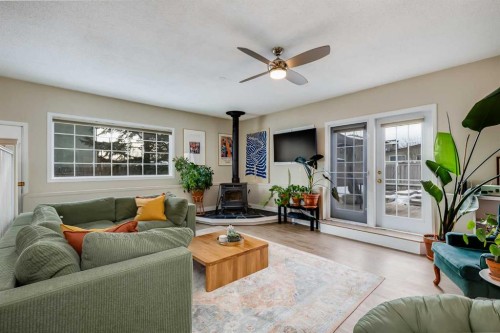 4351 70 Street Nw, Calgary, AB - Indoor Photo Showing Living Room
