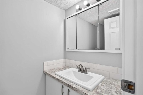 163-6915 Ranchview Drive Nw, Calgary, AB - Indoor Photo Showing Bathroom